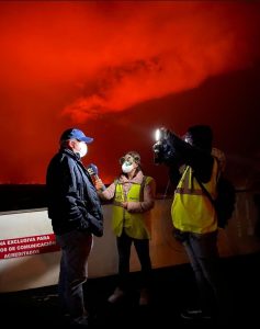 La periodista, Lucía García entrevistando a un vecino afectado por el volcán de La Palma