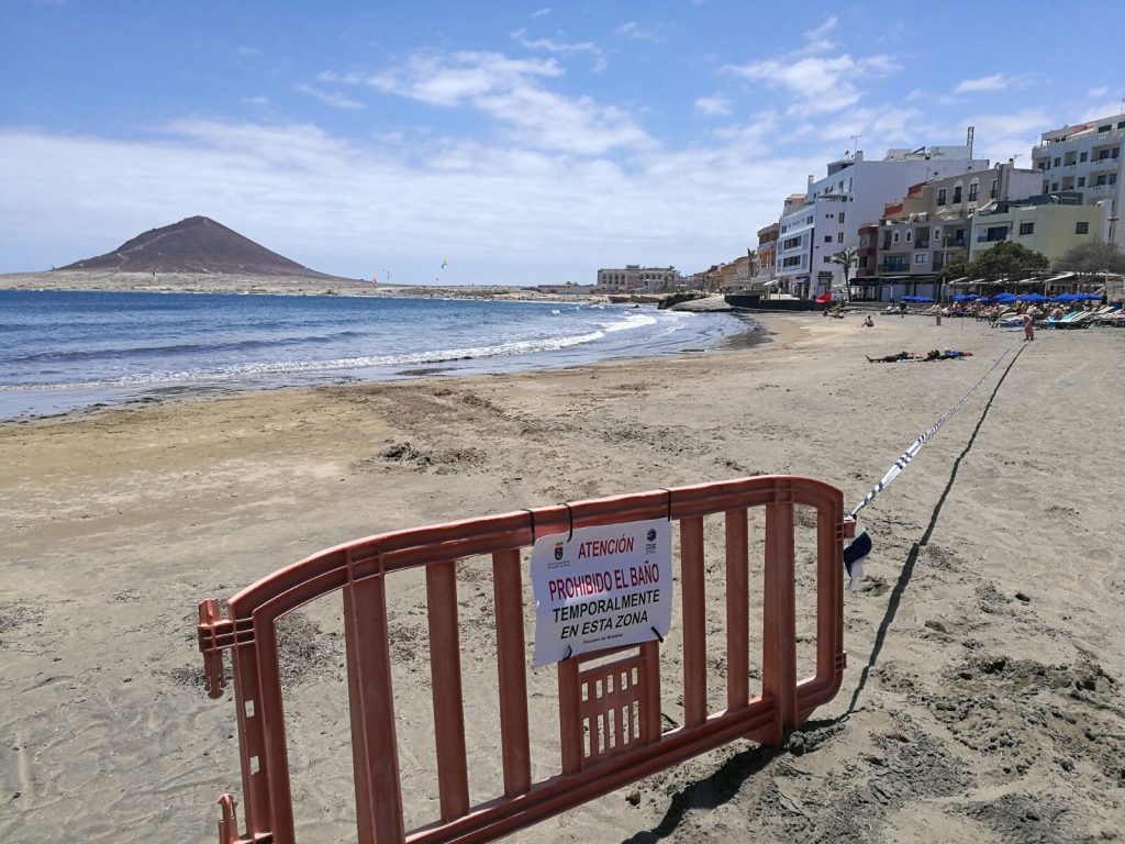 La playa de El Médano cerrada temporalmente. Foto: Sergio Méndez